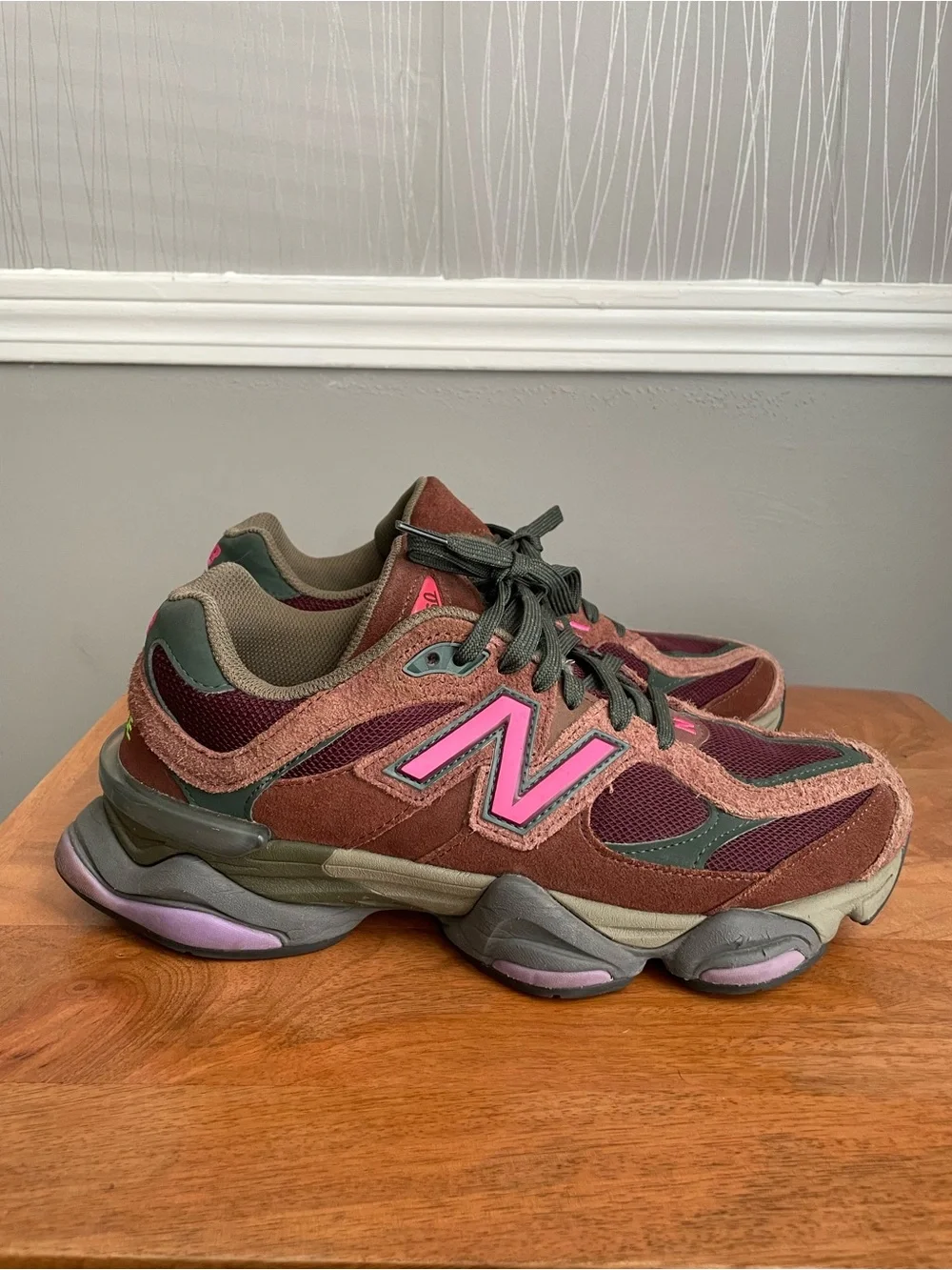 New Balance 9060 Burgundy Pink Sneakers Men’s Size 9 Suede Mesh Chunky Dad Shoes
